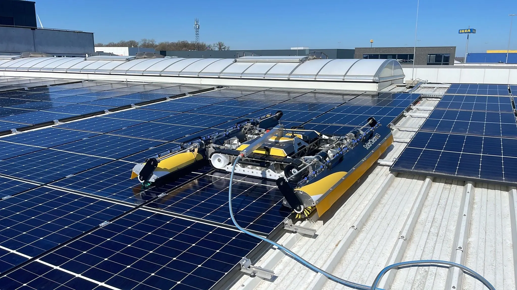 Afbeelding reinigingsrobot zonnepanelen Solarwash, zonnepanelen reinigen met een robot