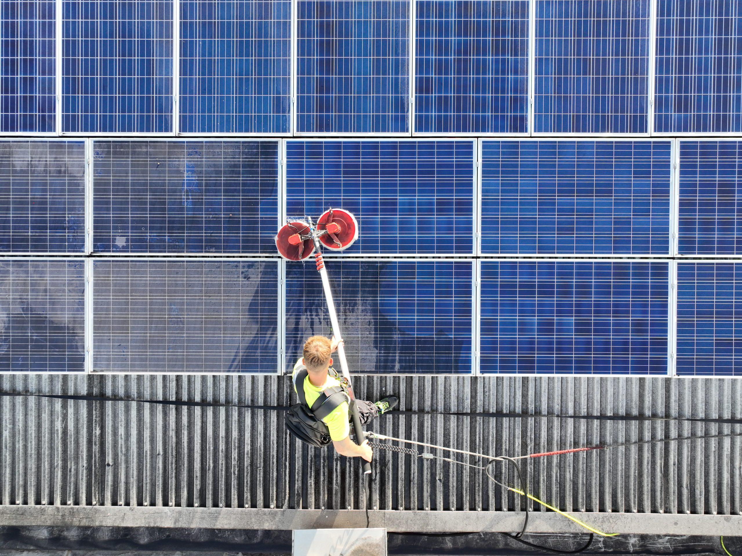 Afbeelding reinigen zonnepanelen op grote schaal