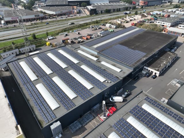 Afbeelding grote aantallen zonnepanelen reinigen in de industrie - SolarWash