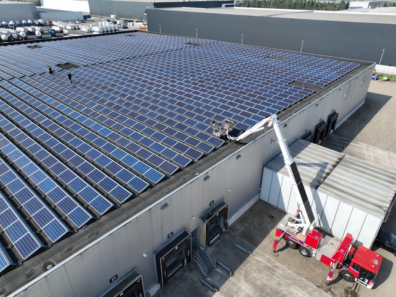 Afbeelding reinigen zonnepanelen bedrijfspand - Solarwash
