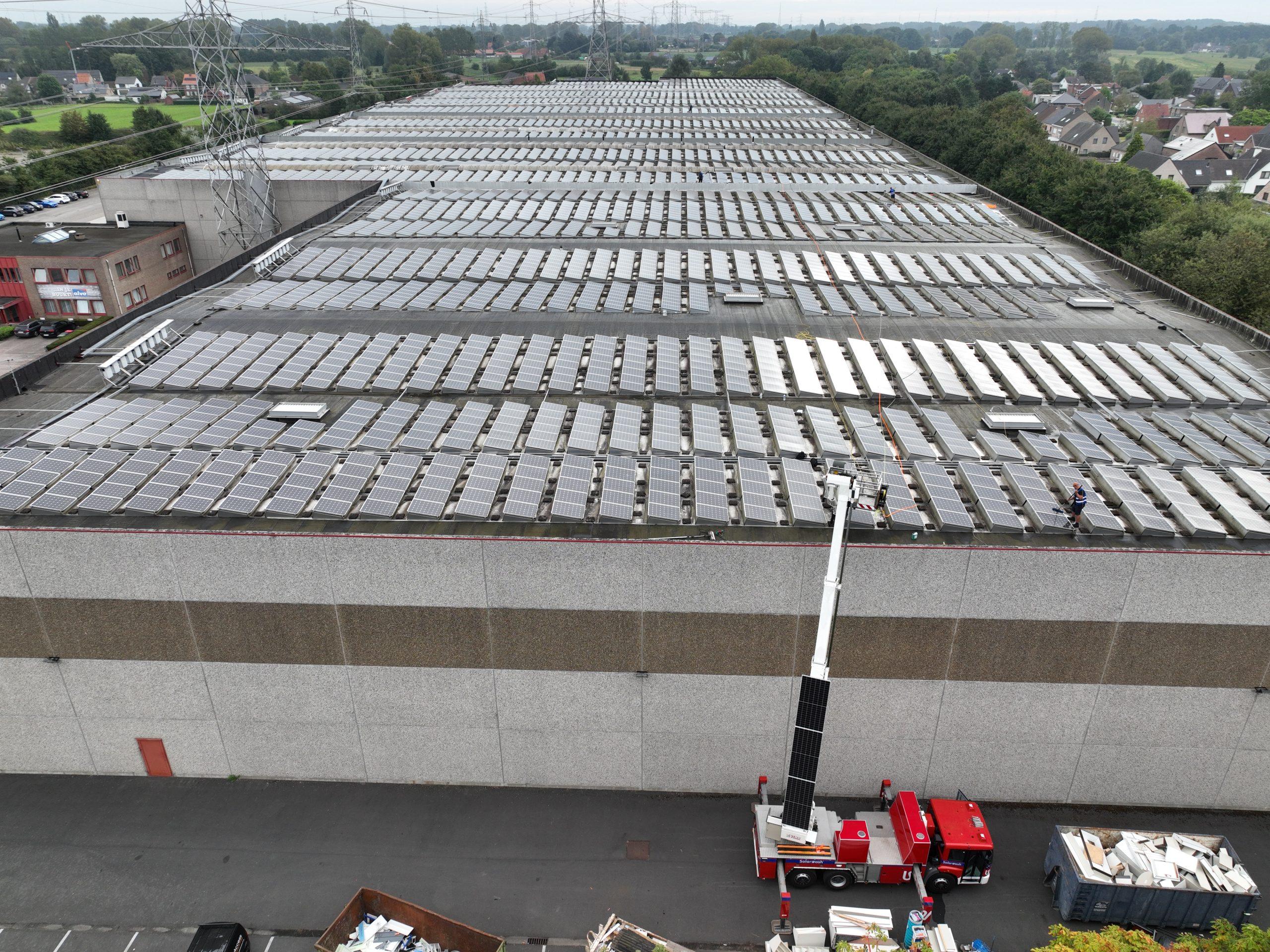 Afbeelding grote aantallen zonnepanelen schoonmaken - SolasrWash
