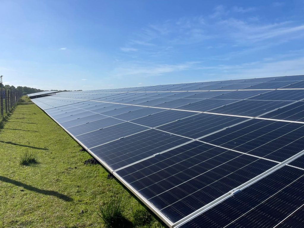Afbeelding van de reinigen van een zonnepark met de robotreiniger van SolarWash