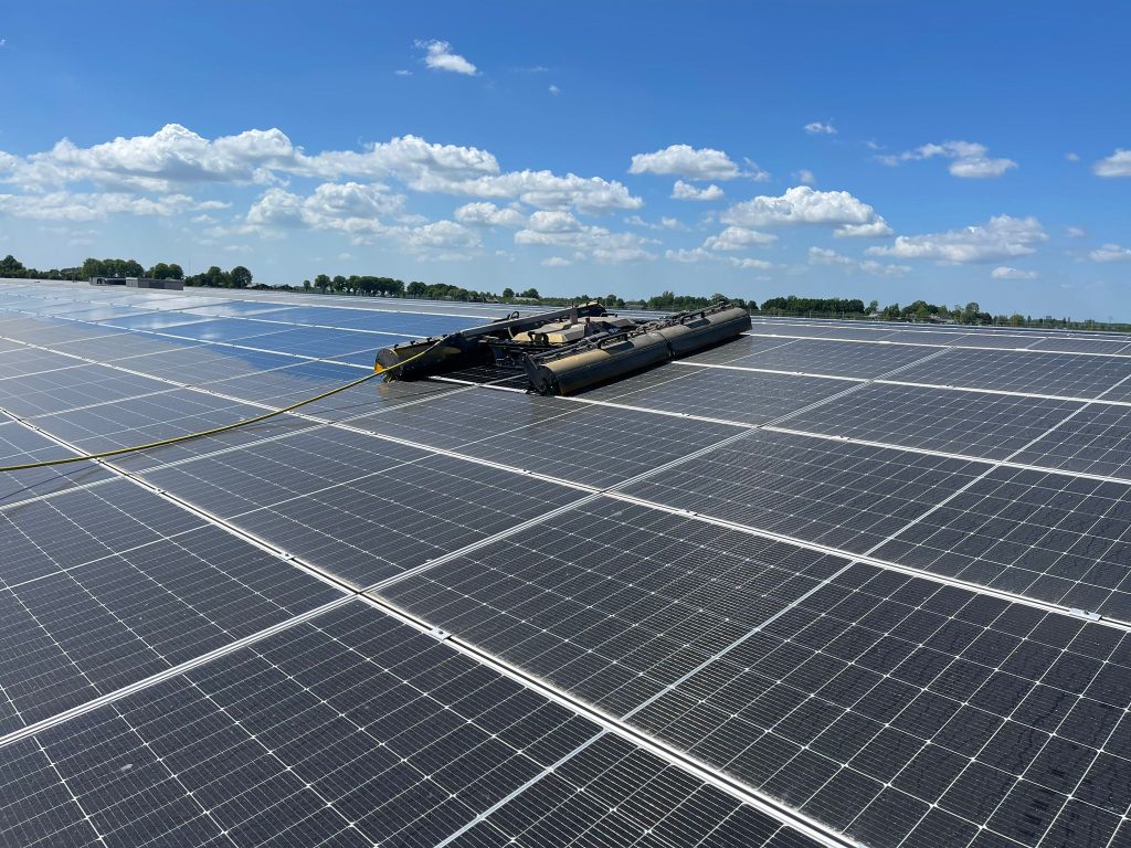Afbeelding van de reinigen van een zonnepark met de robotreiniger van SolarWash